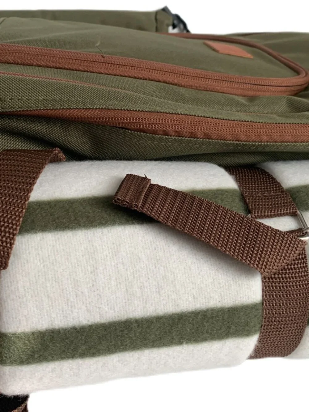 Ciroa Day Out Essentials Picnic Backpack Green Brown Trim Insulated Outdoor Set